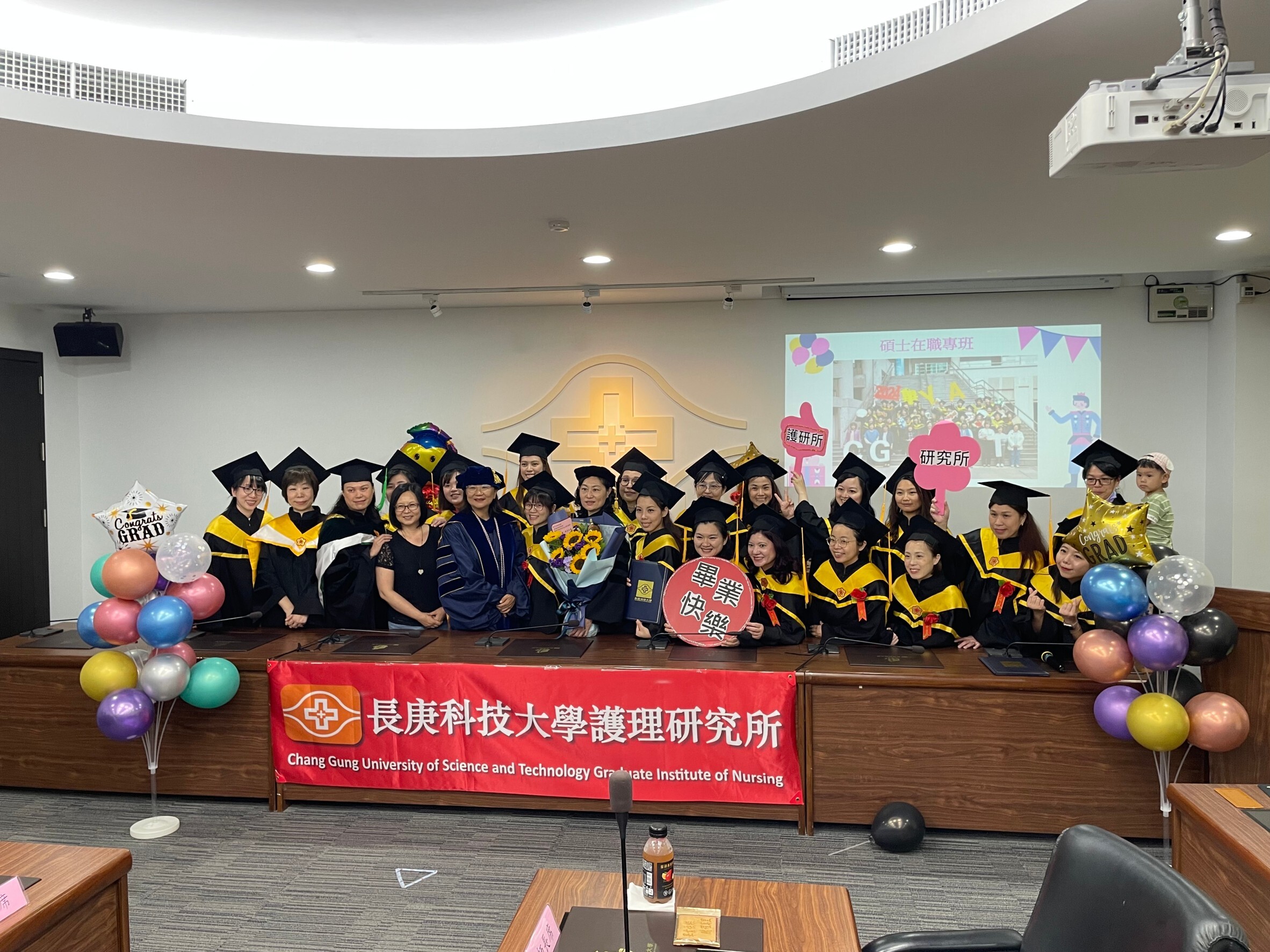 112學年度「畢業撥穗典禮-碩專班」大合照遠照
