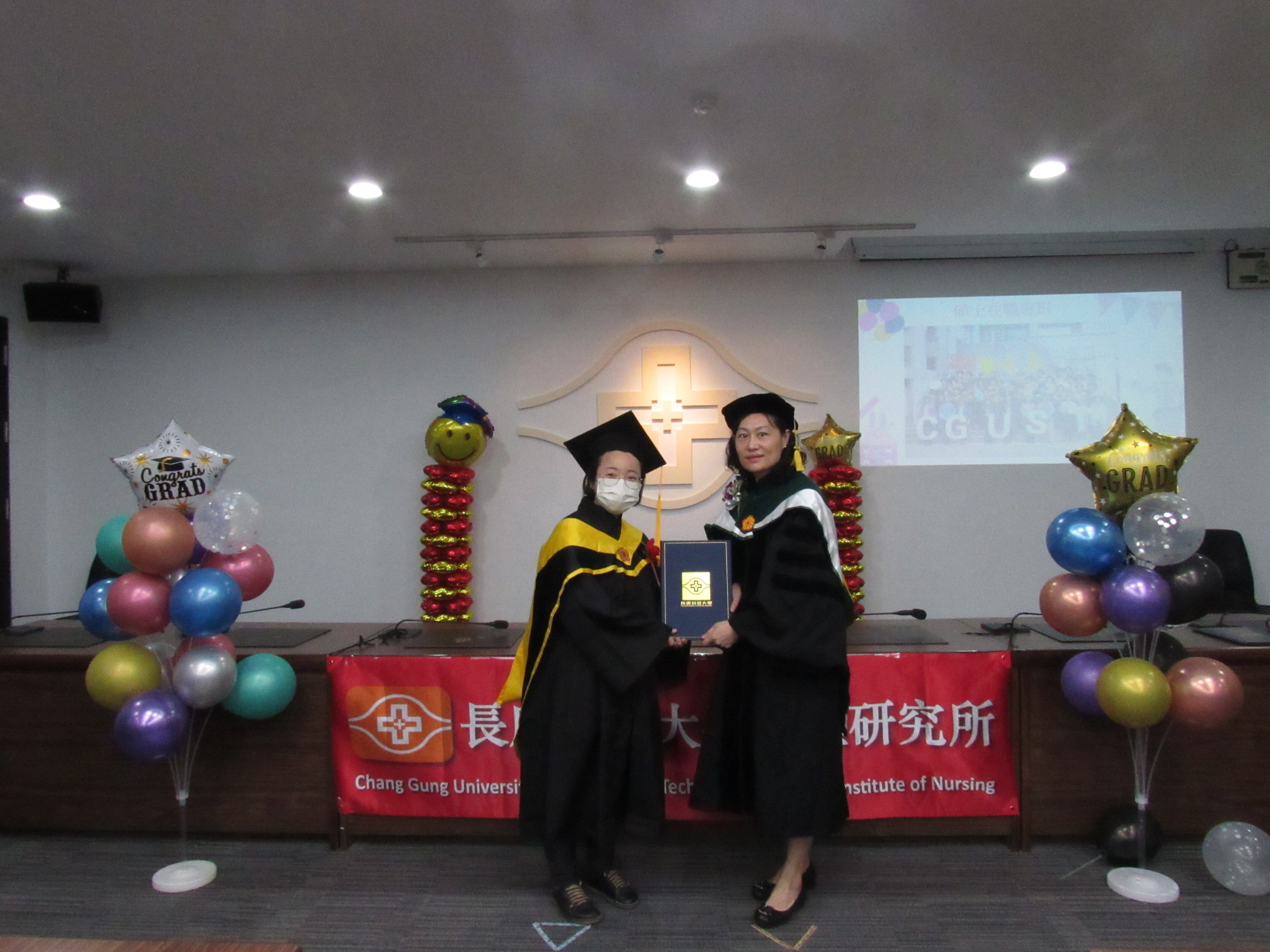 112學年度「畢業撥穗典禮-碩專班」研究生與所長合影系列(4/13)