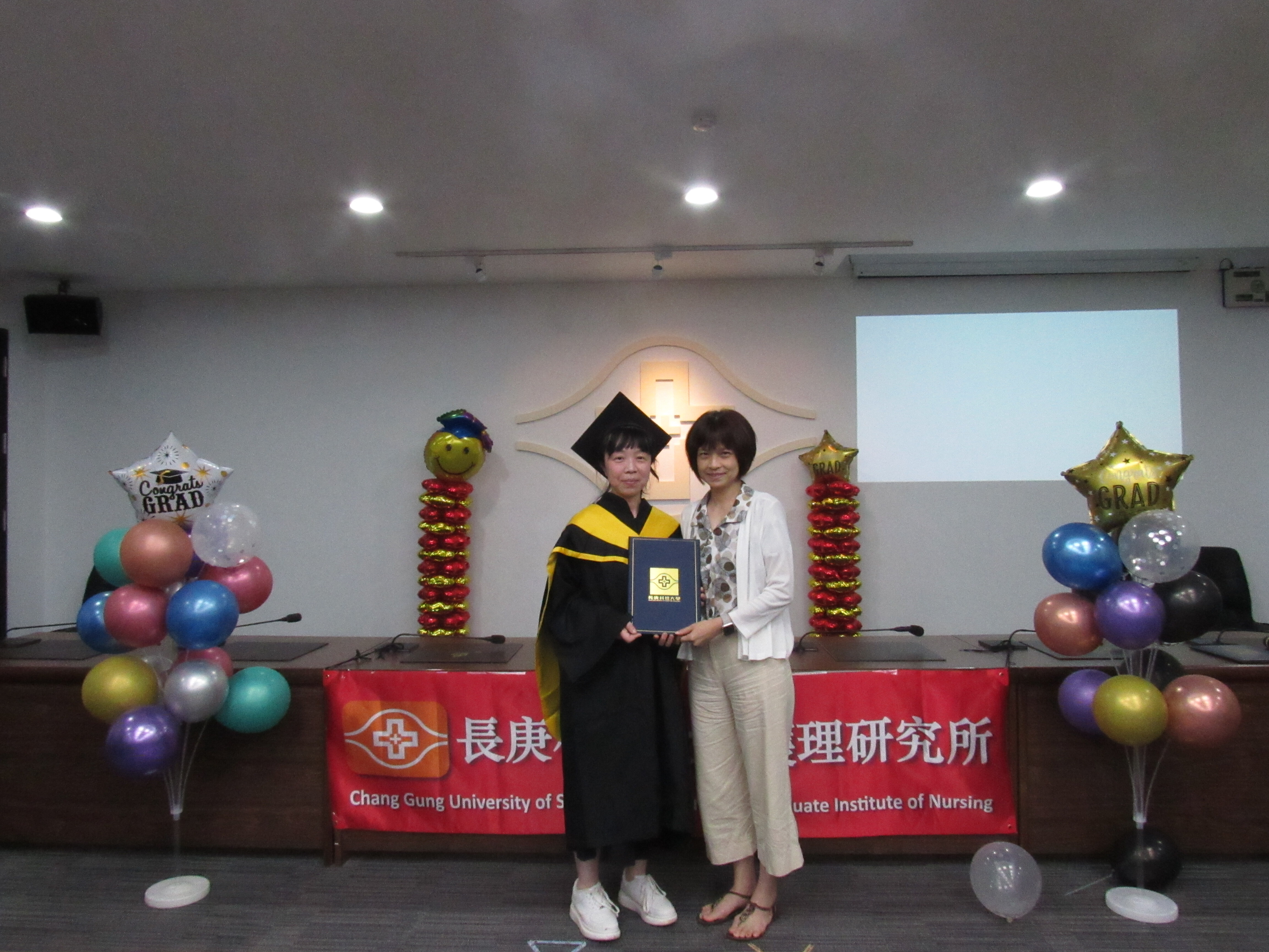 112學年度「畢業撥穗典禮-碩專班」研究生與張麗春老師合影系列(1/2)