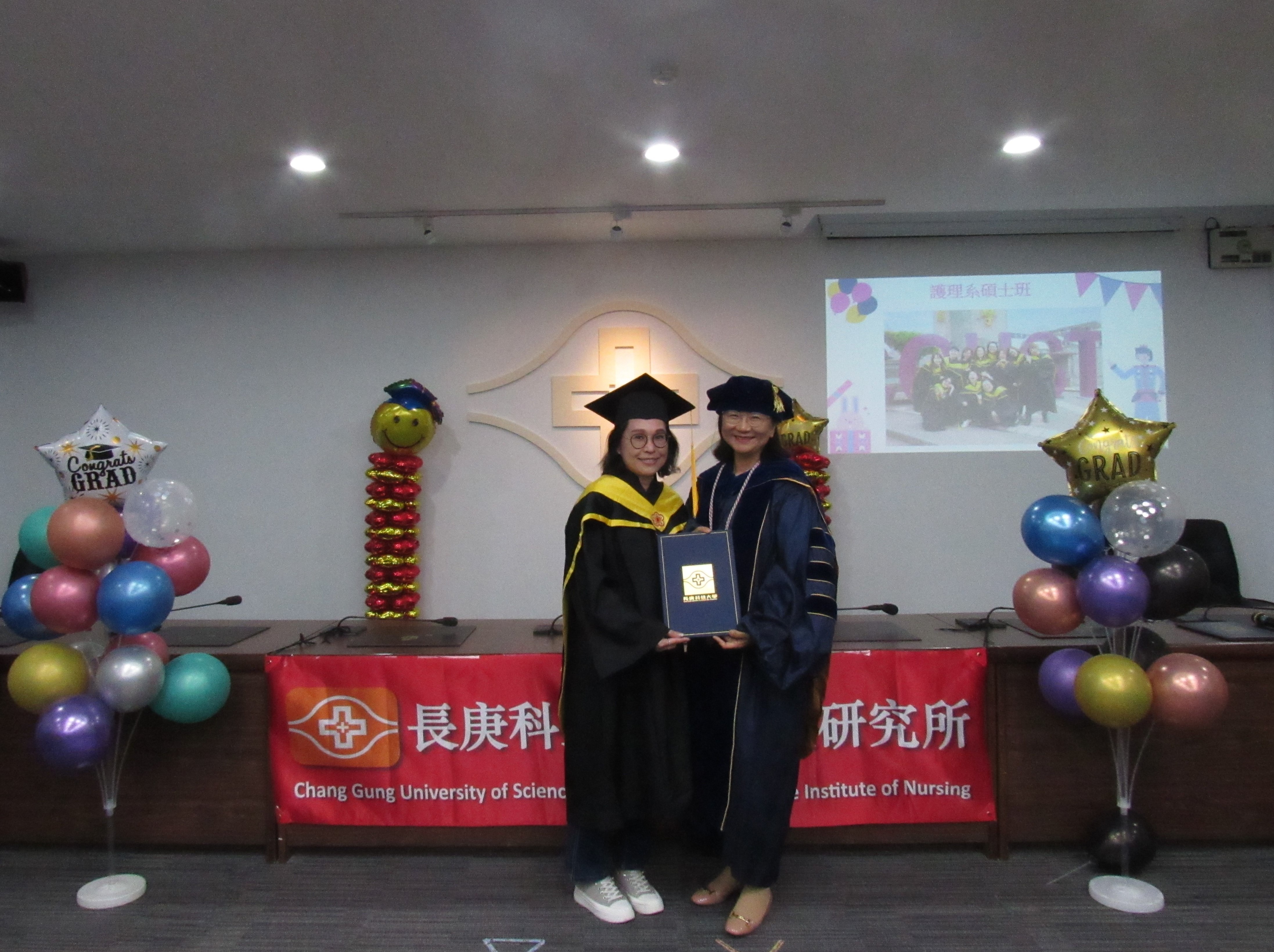 112學年度「畢業撥穗典禮-碩專班」研究生與王琤老師合照