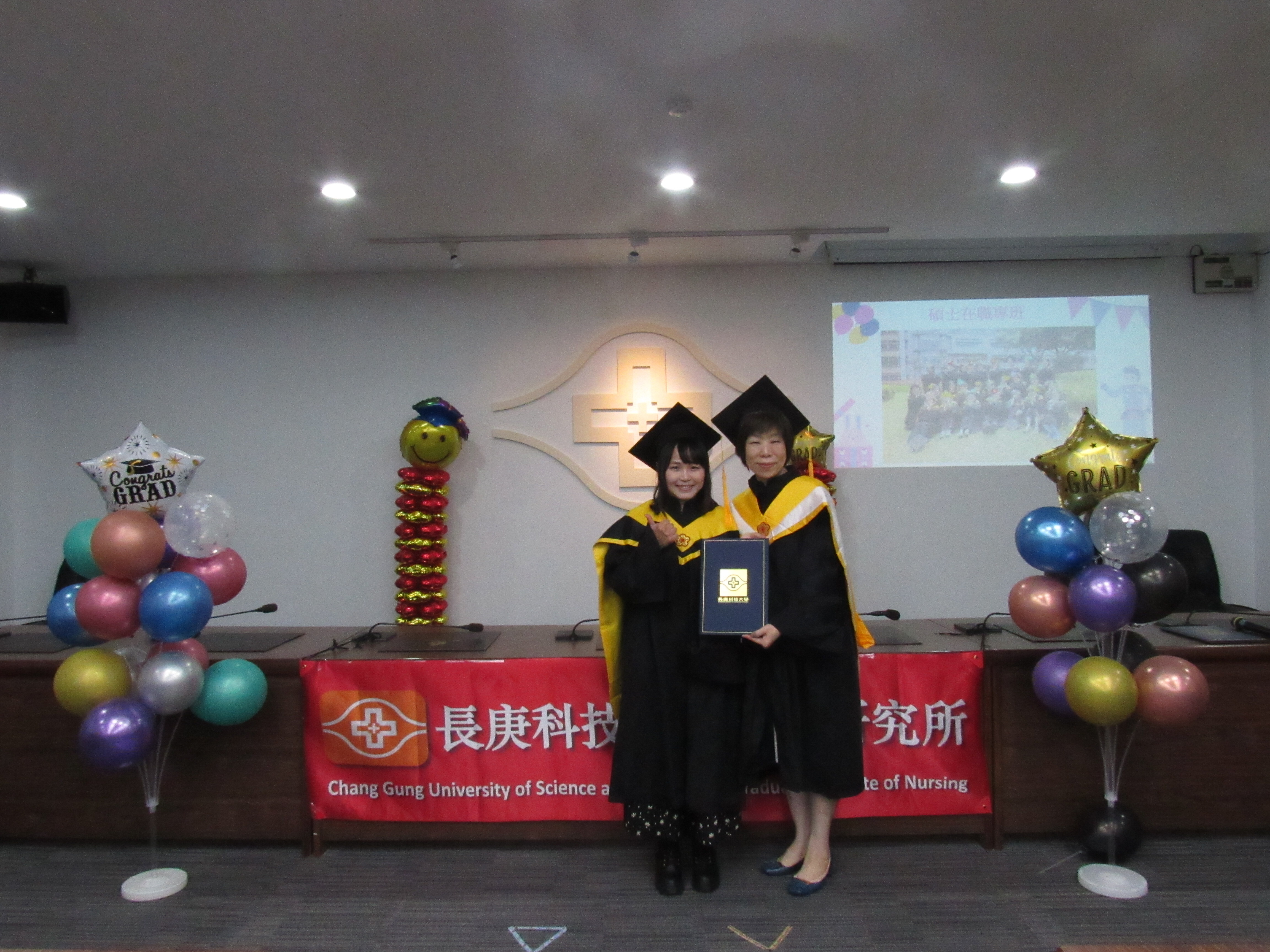 112學年度「畢業撥穗典禮-日碩班」研究生與于素英老師合影系列照(8/10)