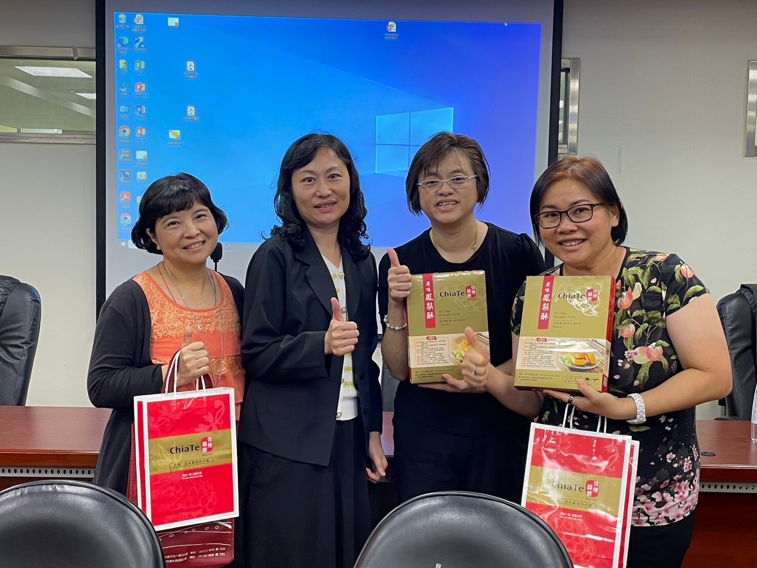 2024/10/22新加坡學者參訪及交流-贈送禮品