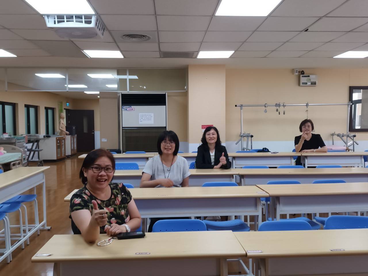 2024/10/22新加坡學者參訪及交流-介紹N棟臨技中心教室