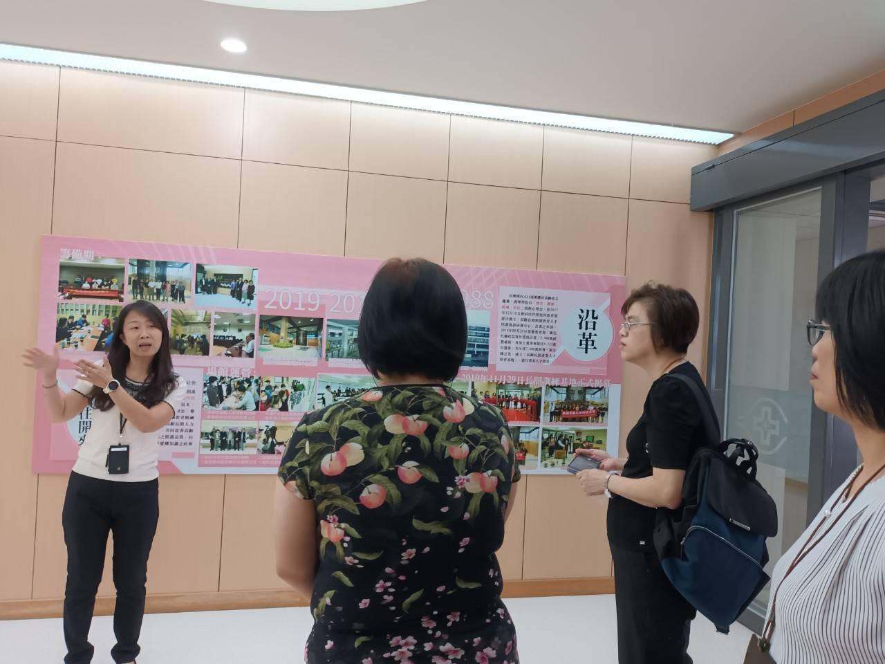 2024/10/22新加坡學者參訪及交流-介紹高齡暨長期照護中心歷史沿革