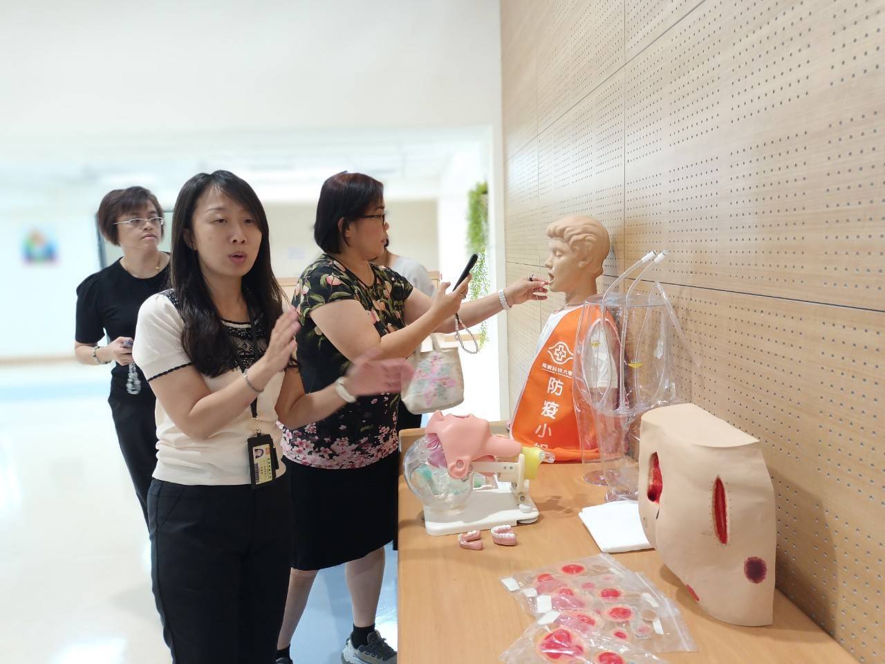 2024/10/22新加坡學者參訪及交流-學者檢視模型